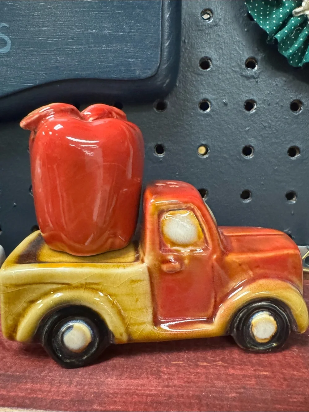 Apple Farm Truck Salt & Pepper Shaker Retro Ceramic Novelty Set Farmhouse Fall